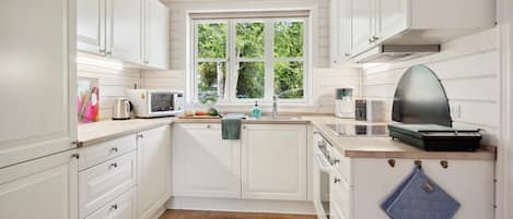 Kjøleskap, ovn, kokeplater og oppvaskmaskin