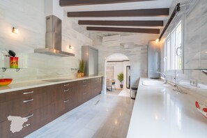 Kjøleskap, mikrobølgeovn, ovn og oppvaskmaskin