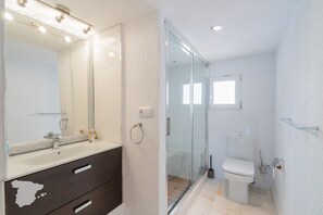 Shower, towels