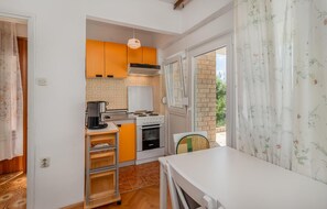 Kühlschrank, Ofen, Herdplatte, Wasserkocher mit Kaffee-/Teezubehör