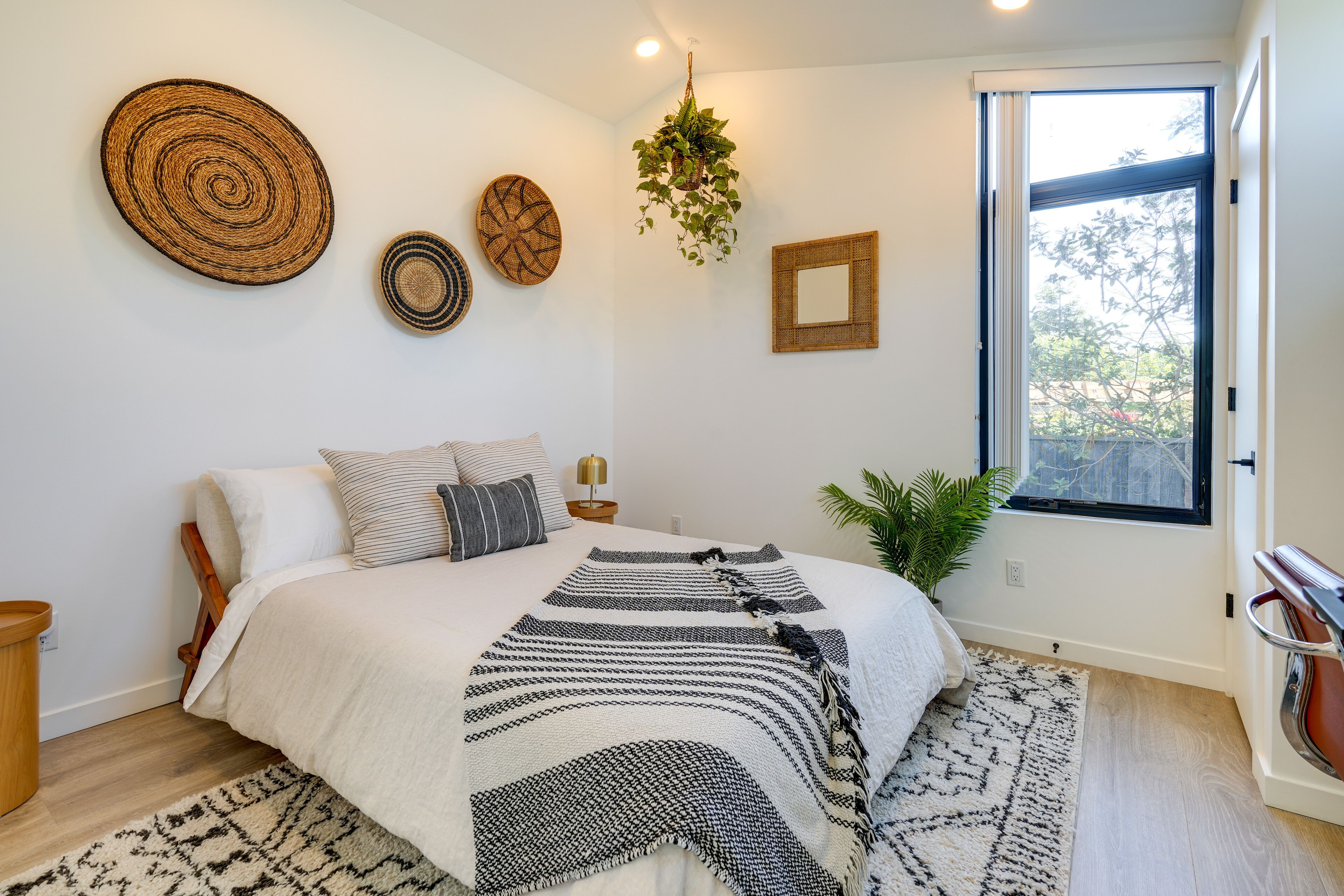 1 bedroom, desk, free Internet, bed sheets