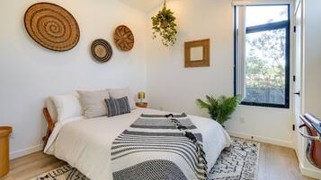 1 bedroom, desk, free Internet, bed sheets