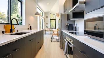 Fridge, microwave, stovetop, dishwasher