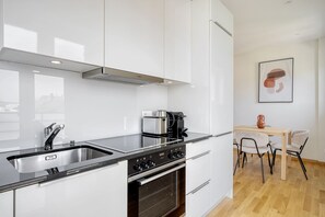 Geladeira, micro-ondas, fogão, cooktop