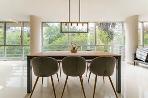 Dining - VH | Condesa Apt | Balcony + Parking | 194 (Ciudad de México)
