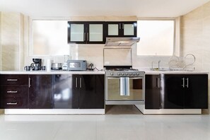 Refrigerador, microondas, horno y parrilla de estufa