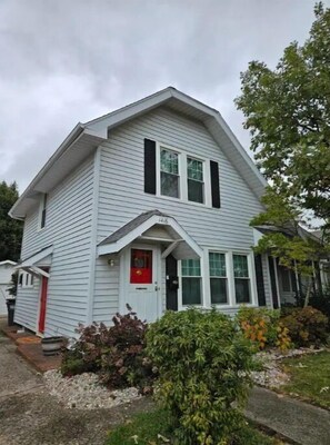 Exterior - Adorable Dutch Colonial Home (Kokomo)
