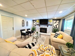 Smart TV, fireplace, books - Updated, Spacious, Fully Fenced Yard (Northfield)