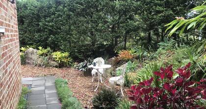 Cosy Private Studio 8km From Centre of Sydney. Bus at Door. Ferry to City Nearby