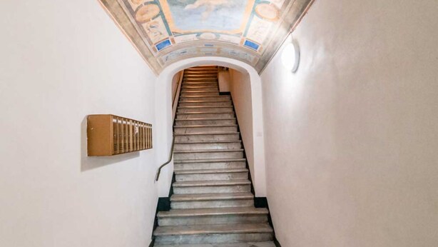 A staircase with a tiled floor and a decorative ceiling. - La Brignoletta - Le Case del Dria - Aquarium suite (Genova)