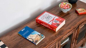 A wooden console table with books, a bowl of fruit, and a chessboard. - La Brignoletta - Le Case del Dria - Aquarium suite (Genova)