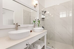 Căn hộ Cao cấp | Phòng tắm | Buồng tắm vòi sen, áo choàng tắm, dép đi trong nhà, khăn tắm 