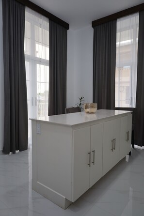 Departamento de lujo | Cocina privada | Refrigerador, microondas, horno y cafetera y tetera 