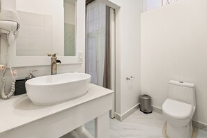 Apartamento superluxo | Banheiro | Chuveiro, roupões de banho, chinelos, toalhas de banho