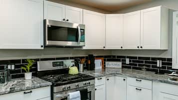 冷蔵庫、電子レンジ、オーブン、コンロ