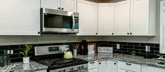 Jungle Escape - 4 BR - NEW & Modern - Wine - Backyard