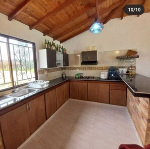 Fridge, coffee/tea maker, cookware/dishes/utensils, lobster pot - Villa Varela un Lugar Increible Para Descansar! (piedecuesta)