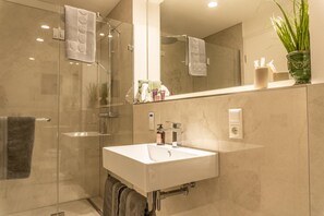 Douche, sèche-cheveux, serviettes fournies