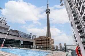 Seasonal outdoor pool - The Diamond Collection (Toronto)