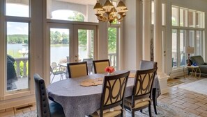 Dining - Beautiful Balboa Lake Home with Stunning View (Hot Springs Village)