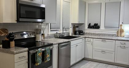 Wren’s Hideaway Sleeps 8 Historic downtown neighborhood Charming & Relaxing