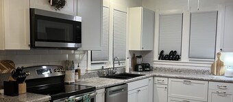 Wren’s Hideaway Sleeps 8 Historic downtown neighborhood Charming & Relaxing