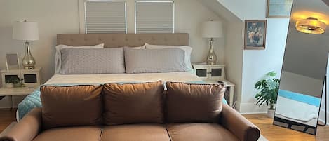 3 makuuhuonetta, työpöytä, ilmainen Wi-Fi, vuodevaatteet