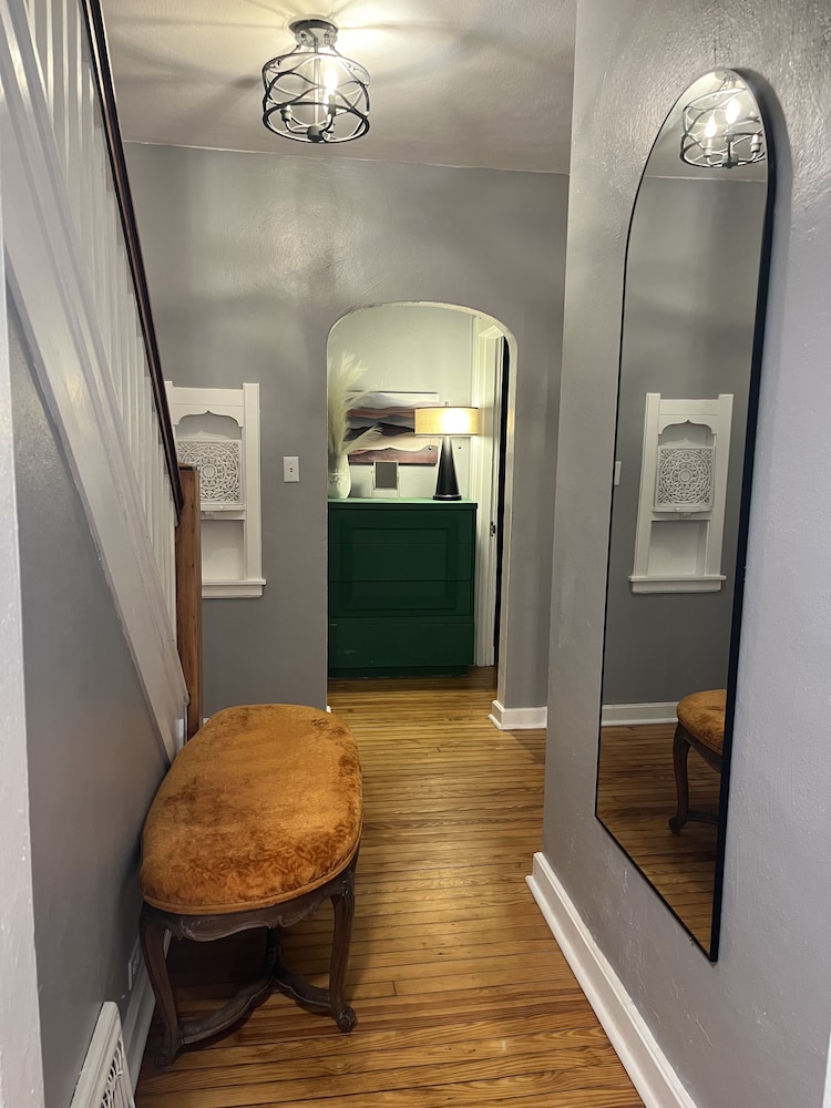 Wren’s Hideaway Sleeps 8 Historic downtown neighborhood Charming