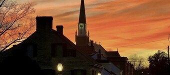 Wren’s Hideaway Sleeps 8 Historic downtown neighborhood Charming & Relaxing