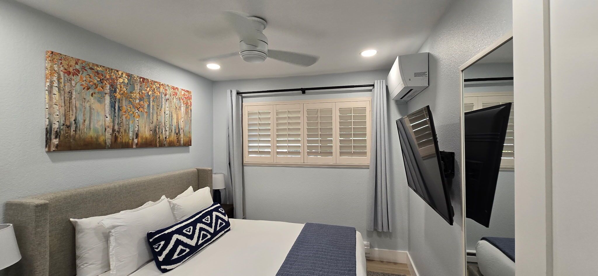 3 bedrooms, desk, iron/ironing board, travel crib