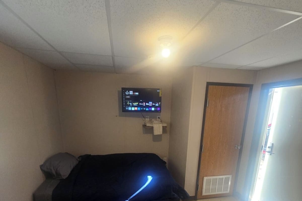 Economy Studio | Living area | Smart TV, Netflix, Hulu, streaming services