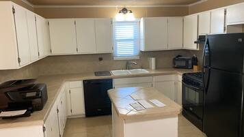 Rumah Comfort | Dapur pribadi | Lemari es kecil, microwave, dan mesin pembuat kopi/teh