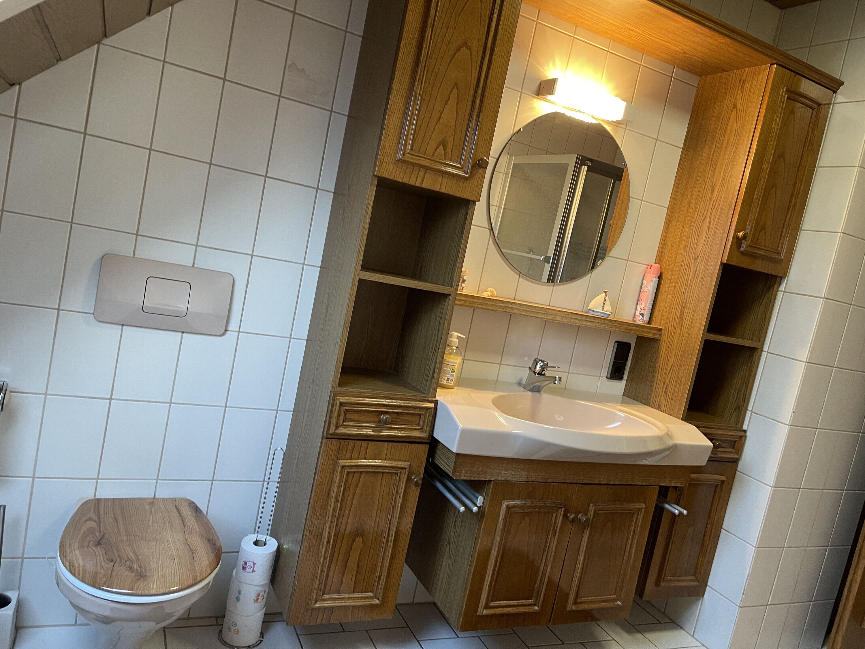 Banheira, secador de cabelo, toalhas de banho 