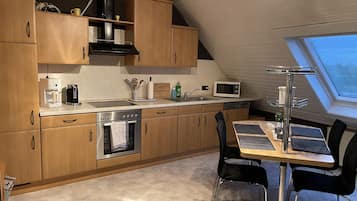 Geladeira, micro-ondas, fogão, cooktop