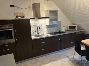 Fridge, microwave, oven, stovetop - Apartment 'Moselherz' with Mountain View, Balcony and Wi-Fi (Monzelfeld)