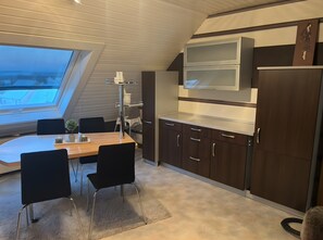 Dining - Apartment 'Moselherz' with Mountain View, Balcony and Wi-Fi (Monzelfeld)
