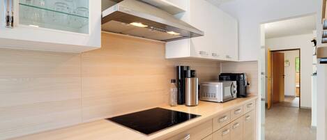 Frigorífic, microones, forn i placa de cuina