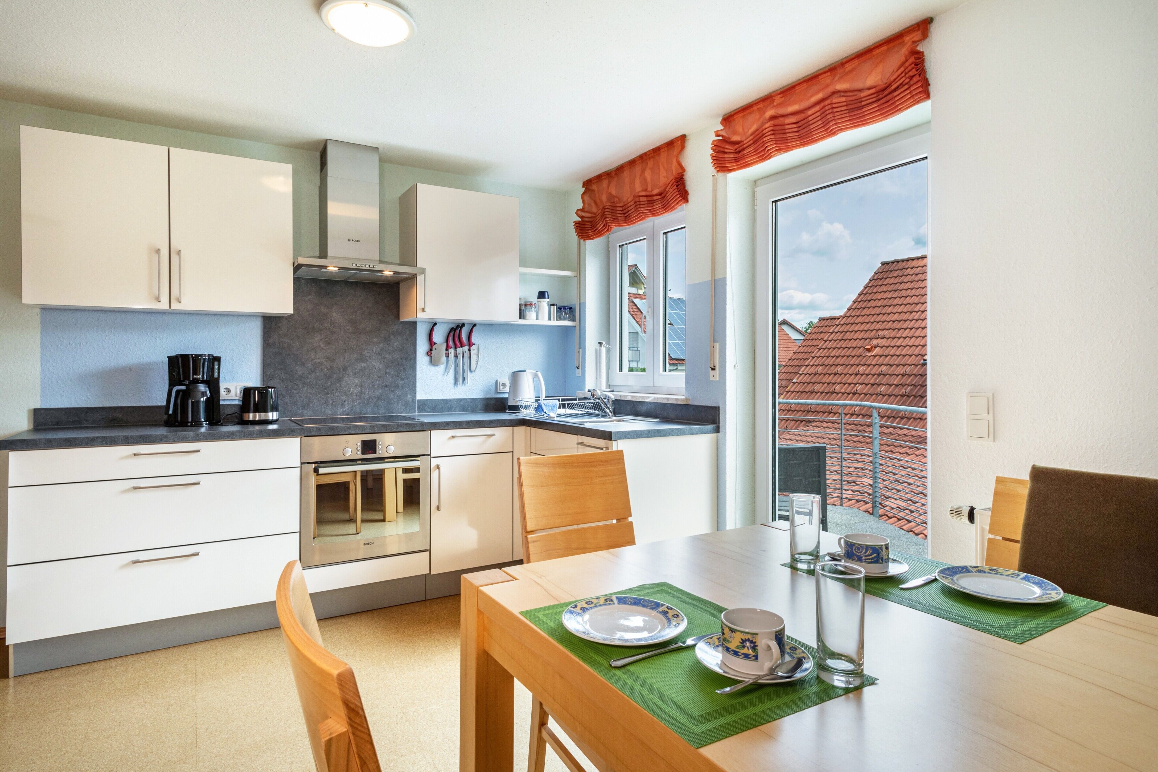 Kylskåp, ugn, spishäll och kaffe- och tebryggare