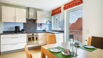 KylskÄp, ugn, spishÀll och kaffe- och tebryggare