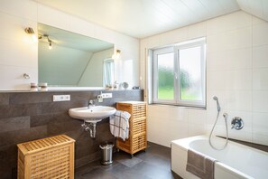 Bathtub, hair dryer, towels - Apartment 'Diesch' with Shared Garden, Balcony and Wi-Fi (Neukirch)