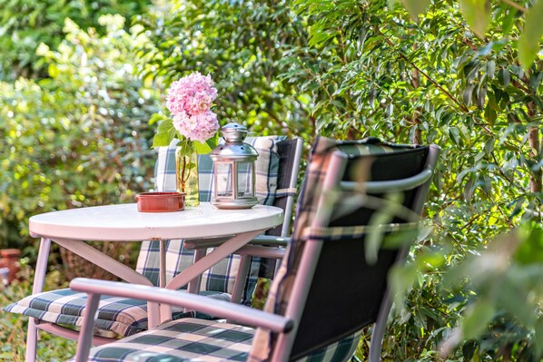Outdoor dining - Apartment 'An Der Schwäbischen Alb' with Private Terrace and Wi-Fi (Mössingen)