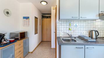 Kjøleskap, mikrobølgeovn, kokeplater og kaffetrakter/tekoker