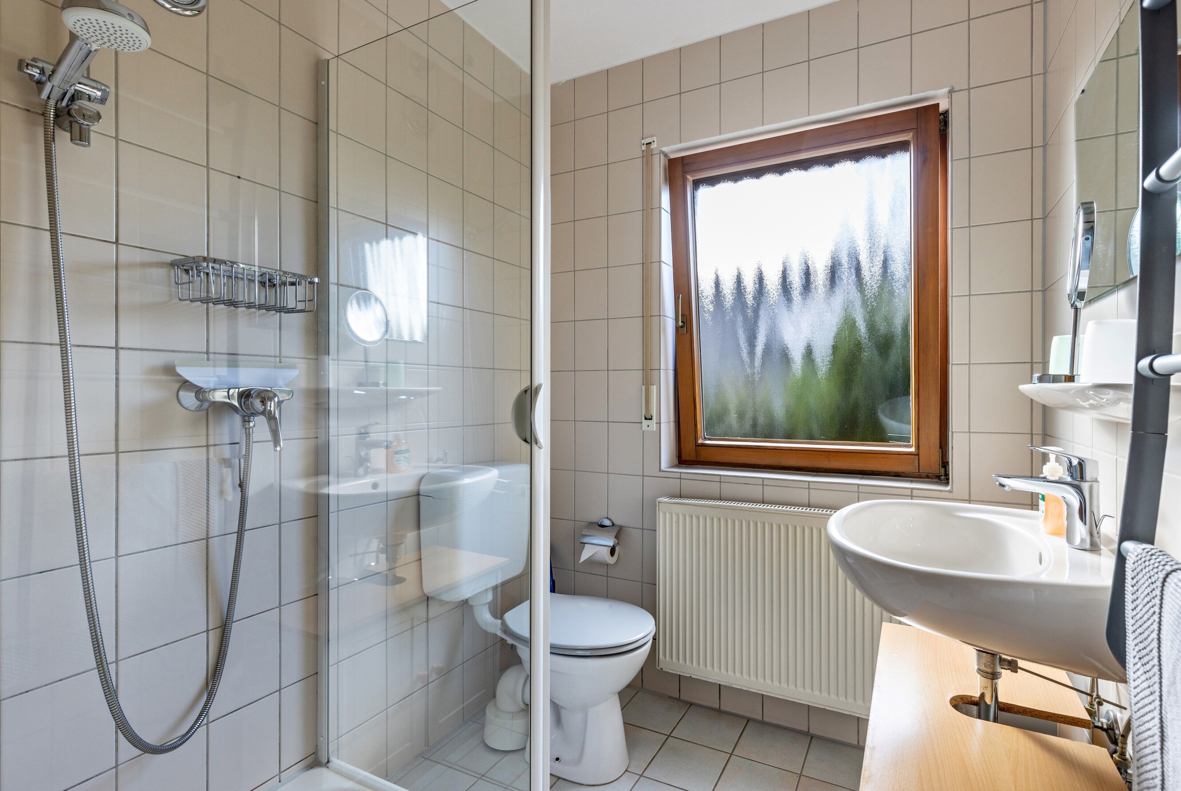 Suihku, hiustenkuivaaja, pyyhkeet