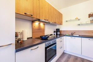 Fridge, microwave, oven, stovetop - Holiday Apartment 'Fuchswiese' with Balcony and Wi-Fi (Thurmansbang)