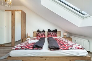 2 bedrooms, iron/ironing board, free WiFi, bed sheets
