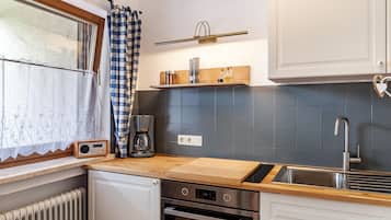 Fridge, oven, stovetop, coffee/tea maker