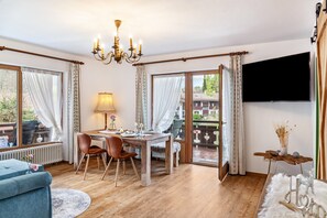 TV - Apartment 'Aschaubichl - Wohnung Alpenrose' with Mountain View, Balcony and Wi-Fi (Grainau)