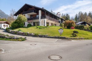 Exterior - Apartment 'Aschaubichl - Wohnung Alpenrose' with Mountain View, Balcony and Wi-Fi (Grainau)