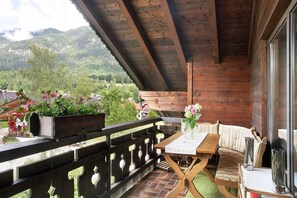 Outdoor dining - Studio Apartment 'Aschaubichl - Wohnung Anemone' with Mountain View, Balcony and Wi-Fi (Grainau)