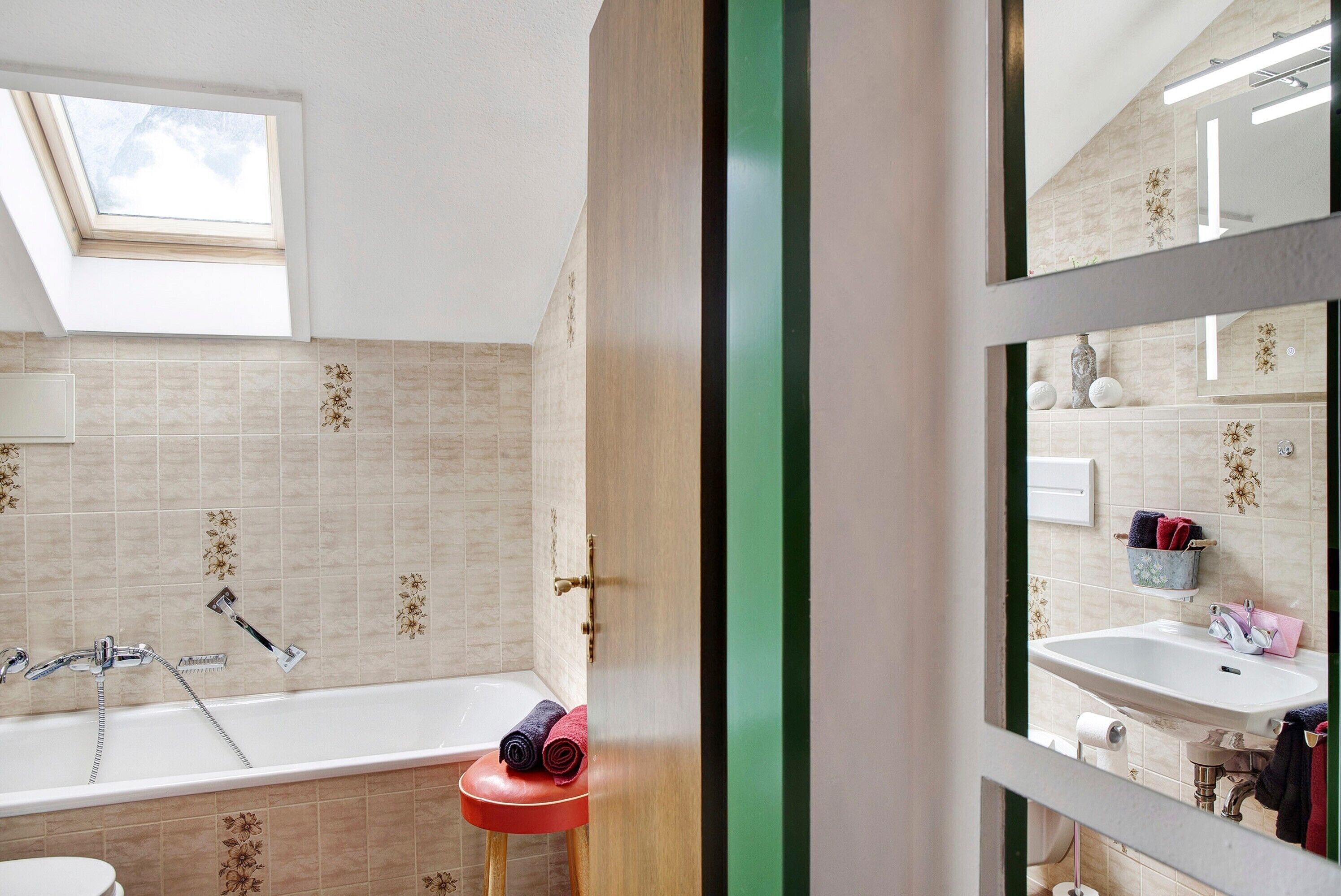 Un ba ño con bañera, inodoro, ducha y lavamanos.